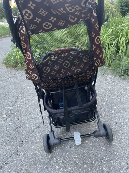 Коляска прогулочная. Лёгкая, удобная.