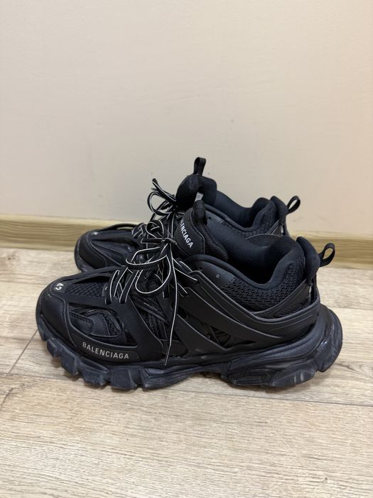 Balenciaga Track 42 purtati