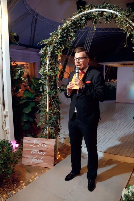 Ведущий на мероприятие, певец и организатор мероприятий