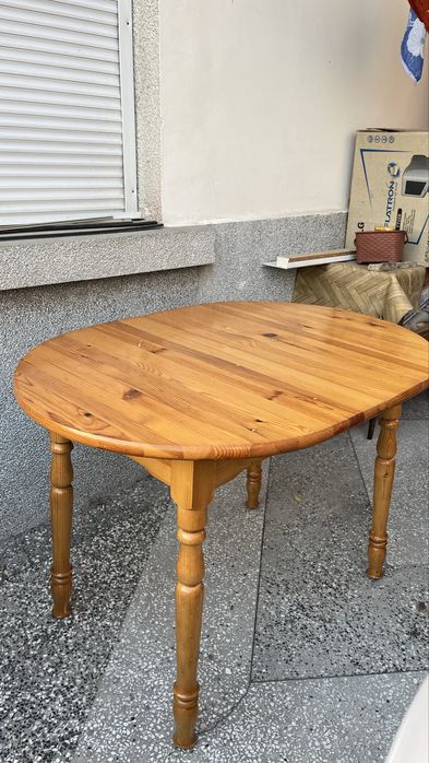 Трапезна маса от масив