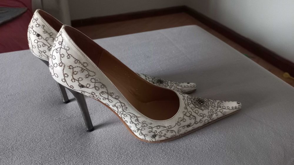 Туфли женские на высоком каблуке с вышивкой