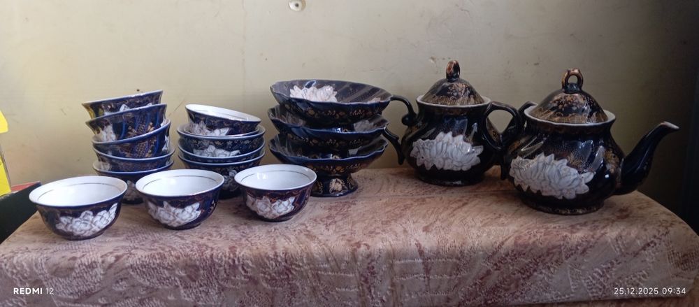 Посуда и кресло.