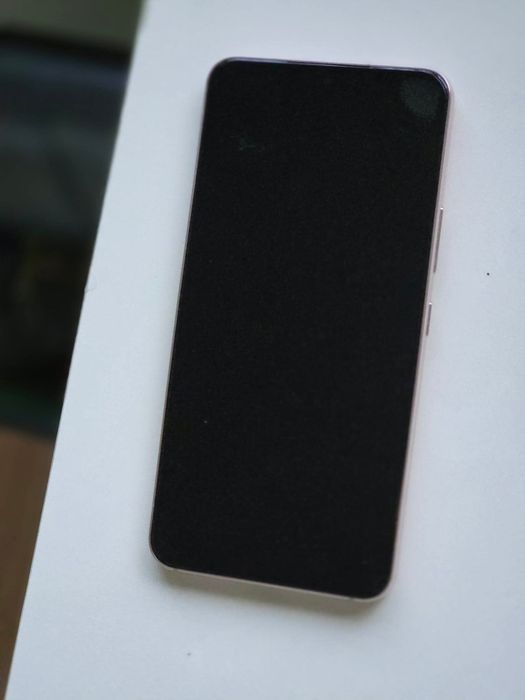 Продавам  запазен телефон