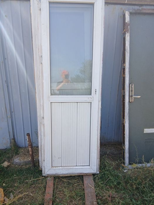 Продам пластиковые двери