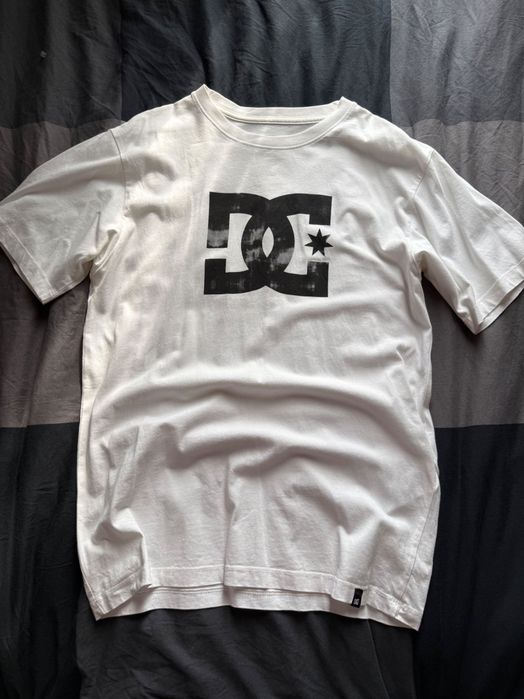 tricou alb cu sigla DC