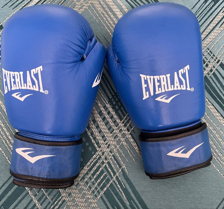 боксерские перчатки Everlast в идеальном состояние