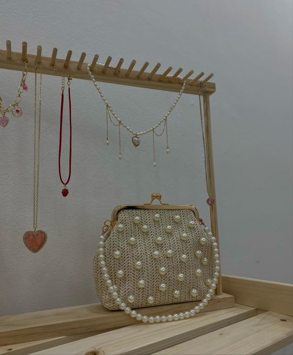 Дървен рафт за бижута и аксесоари