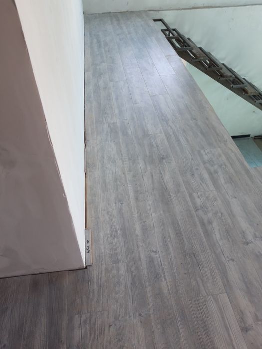 Постелю ламинат линолеум