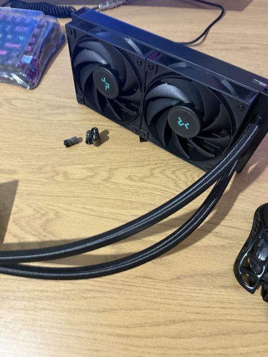 Водно охлаждане Deepcool LS520S Zero Dark. 240mm
