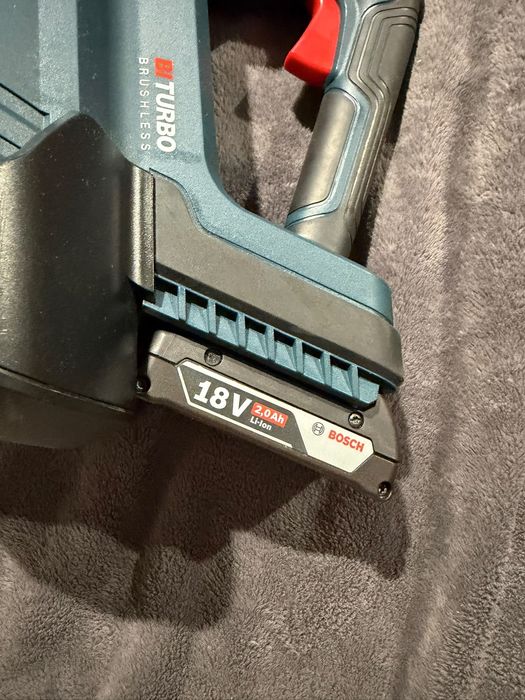 Bosch suflanta pe acumulatori
