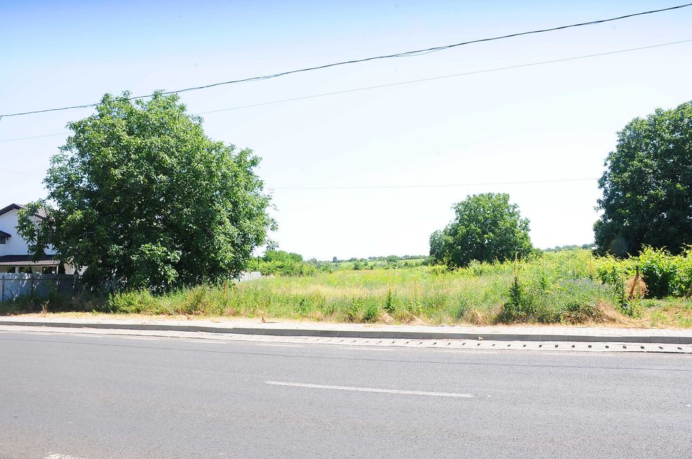 Vand teren intravilan la Șoseaua Focșani-Cotești 7.300 mp, deschidere la șosea 24.5 metri, 2 drumuri de acces