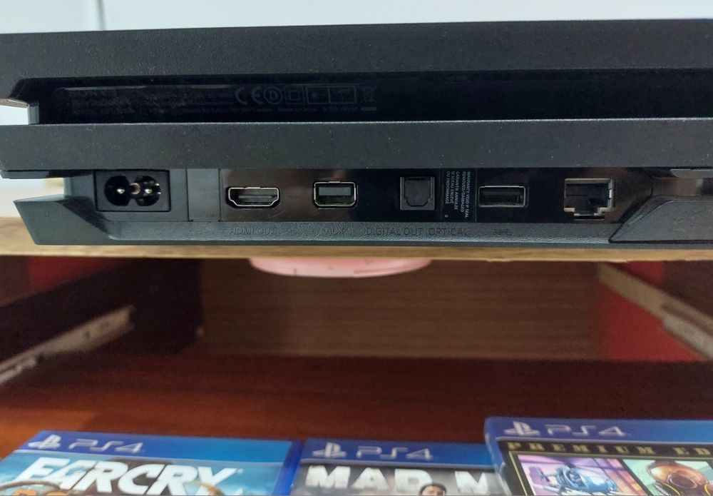 PlayStation 4 Pro 1TB + 2 controllere + 5 jocuri
