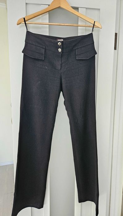 Черные брюки в полоску