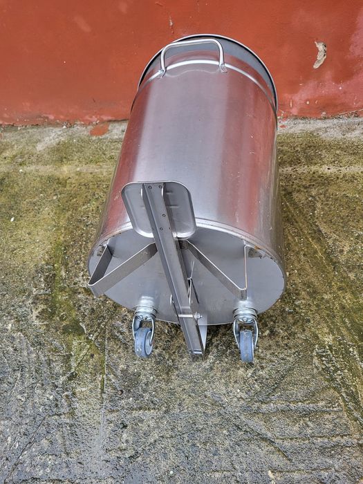 Vand cos de gunoi cu pedal si capac