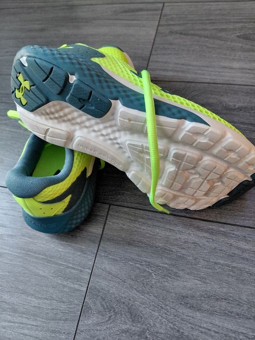 Юношески маратонки Under Armour !