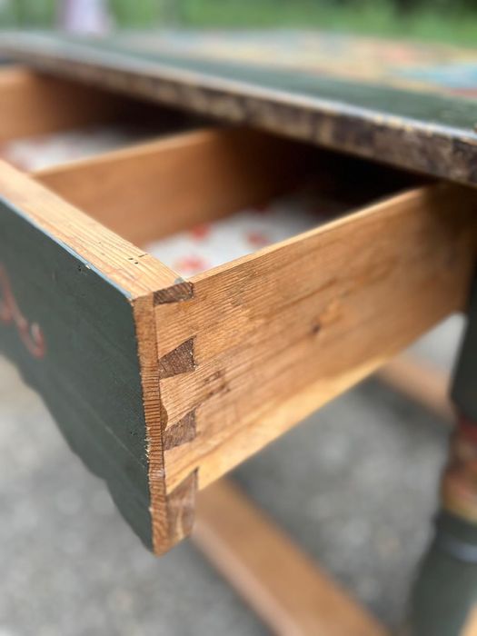 Masă veche de colecție