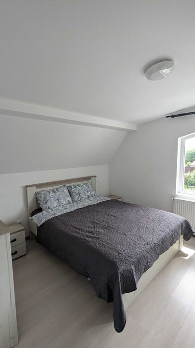 Spre închiriere apartament cu 2 camere, bloc nou,  parcare în curte, AC.