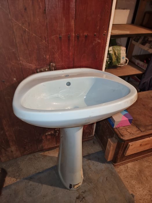 Chiuvetă de baie cu picior culoare albastră. Chiuvetă de baie albă