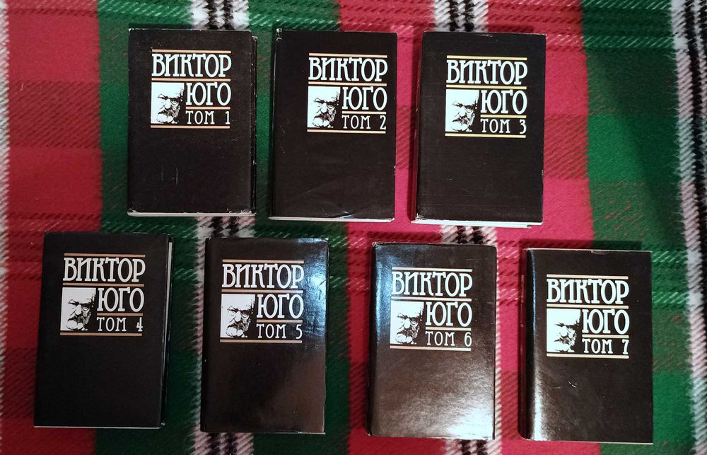 Продавам 8 комплекта книги