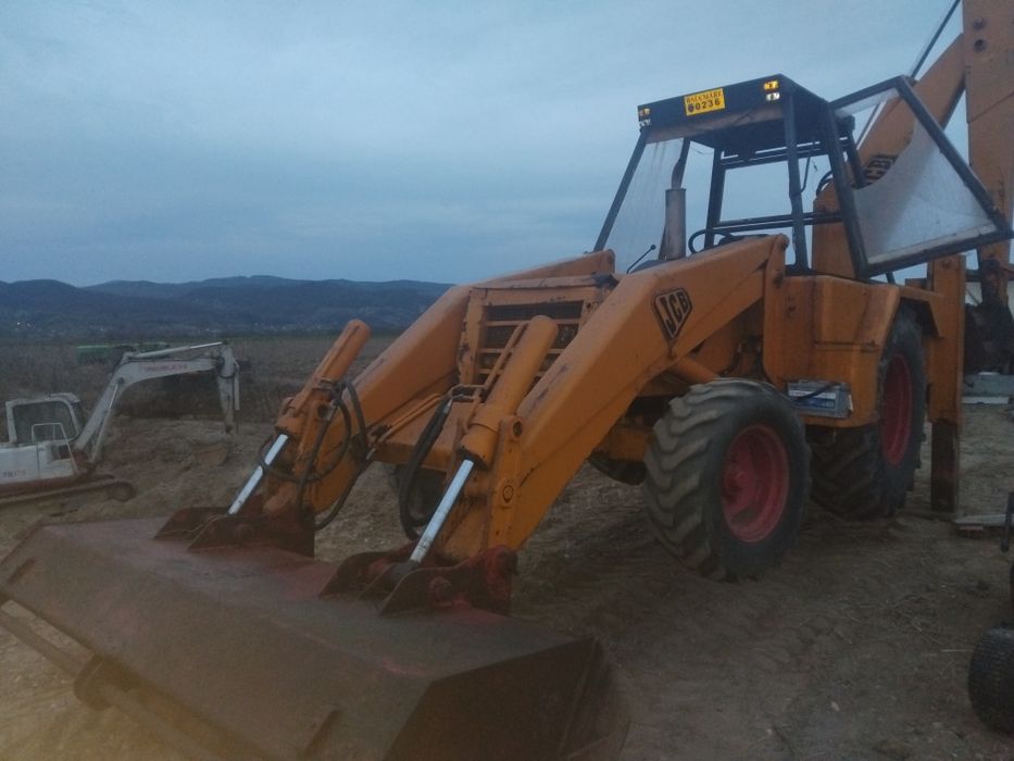 Buldoexcavator jcg cx3 an 90