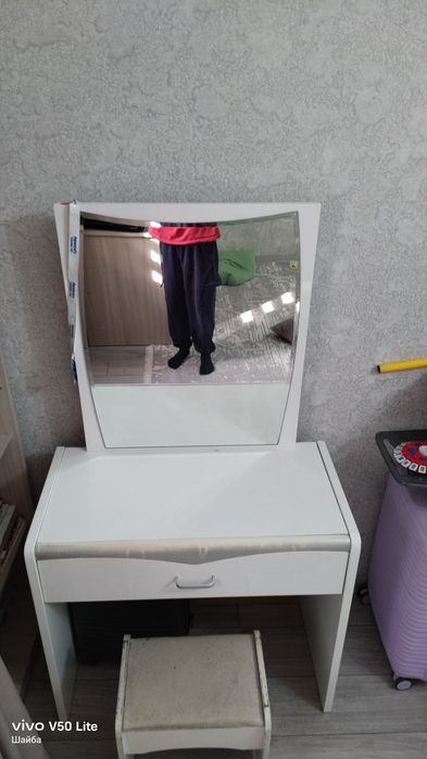 Стол и стул для макияжа