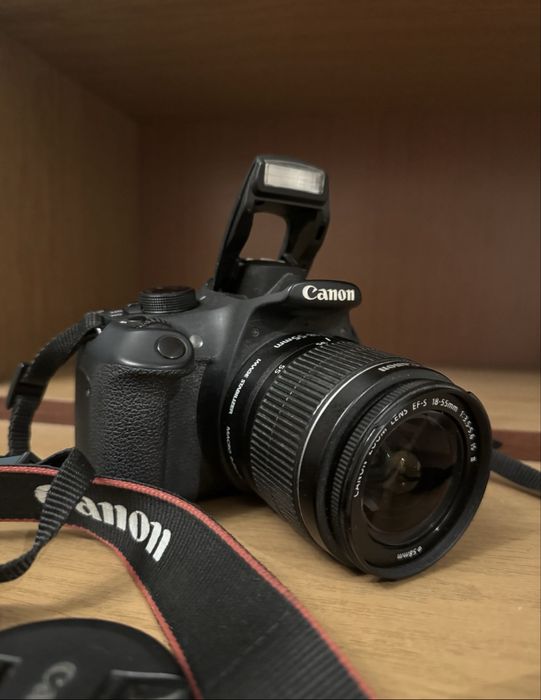 Canon EOS 1200D.