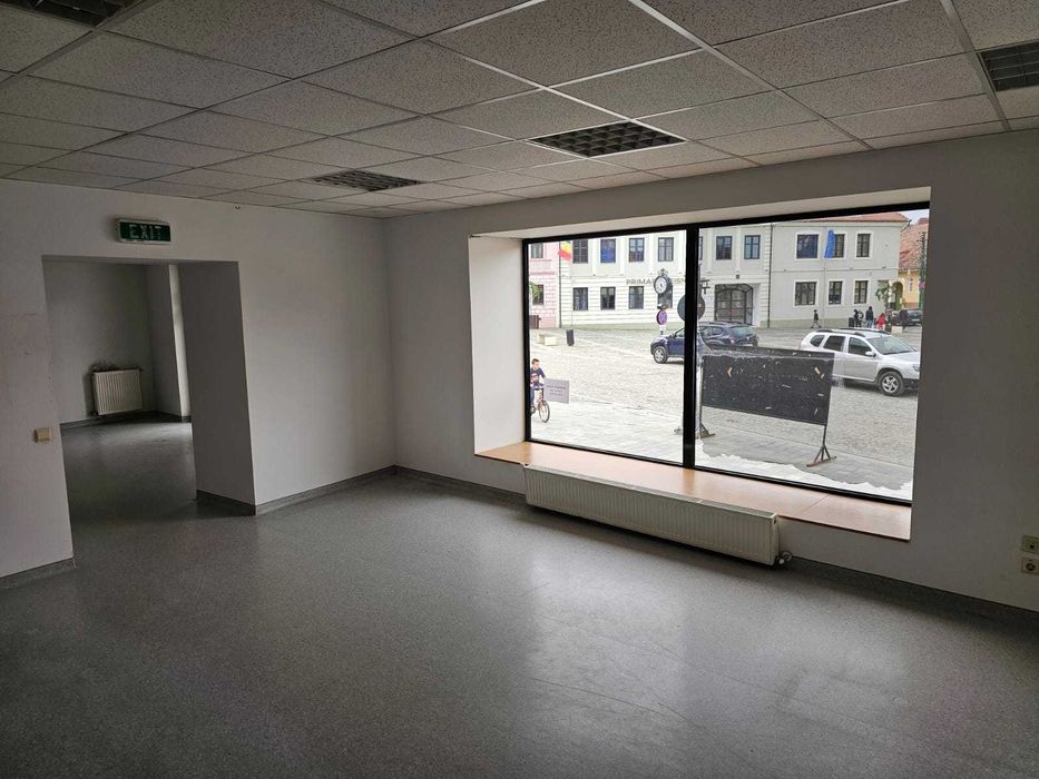 Vând spațiu comercial