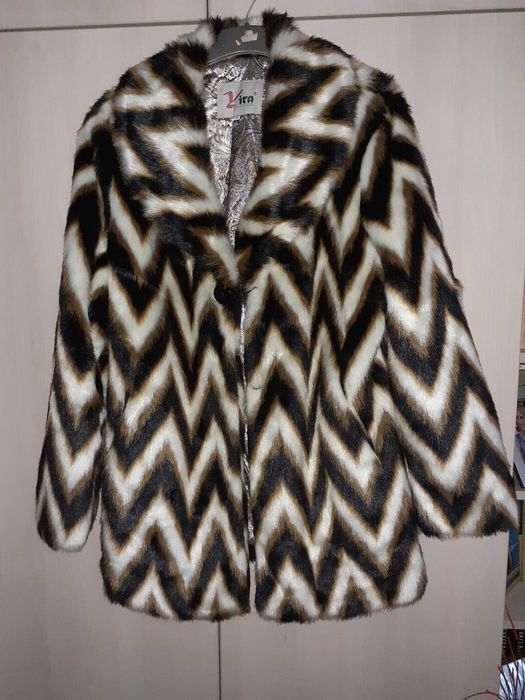 Haina blana sintetica