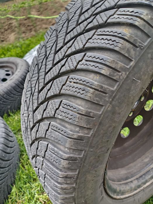 Vând 4 anvelope 205 55 r16 și 4 jante. R16