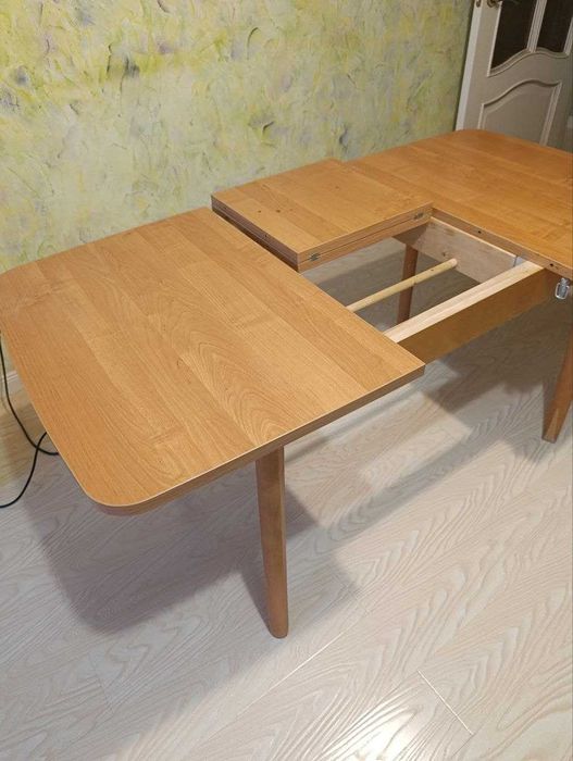 Продаётся кухонный стол.