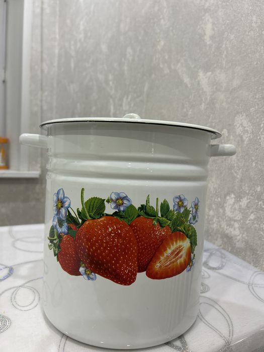 Эмалированная кастрюля