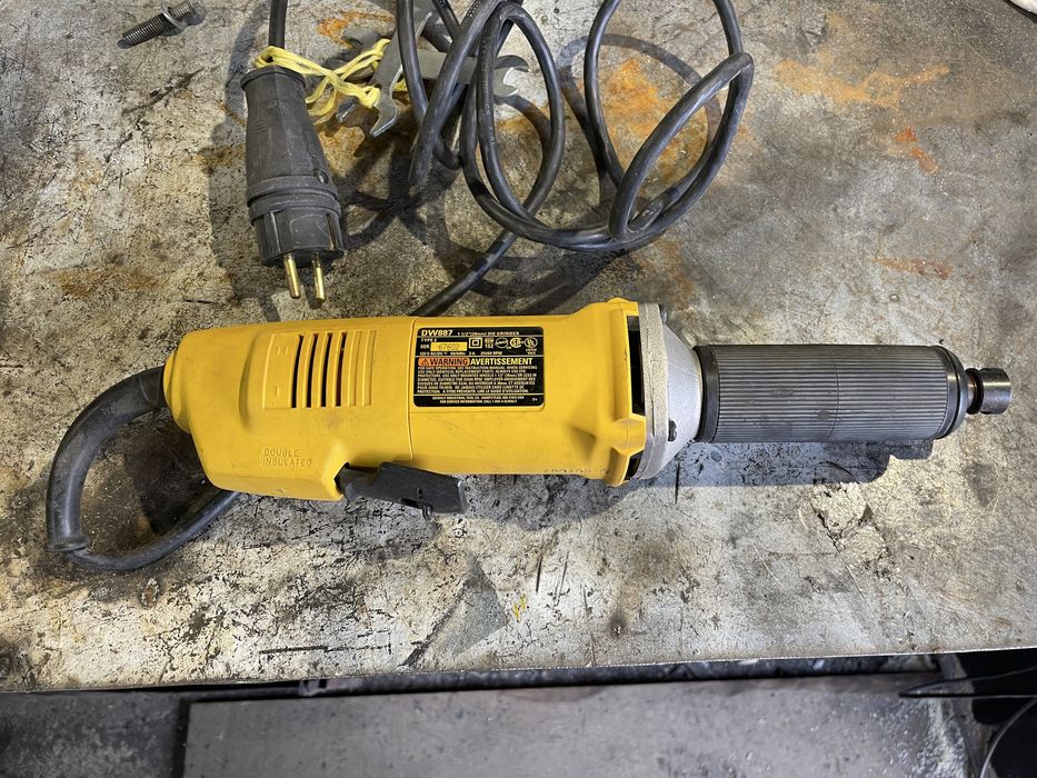 Продам гравер Dewalt