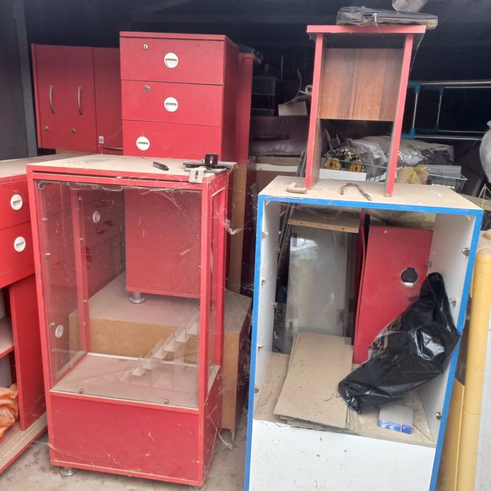 Витрины, столы и стулья