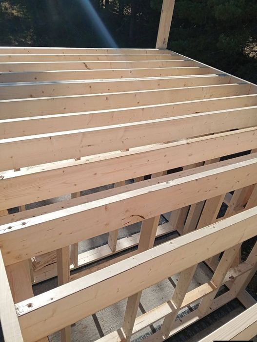 Case de lemn cu dormitor baie bucătărie și living