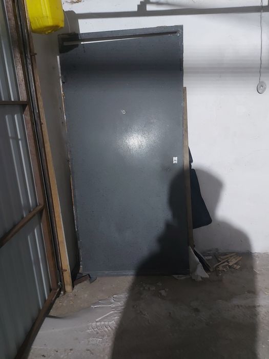 Продам железную дверь