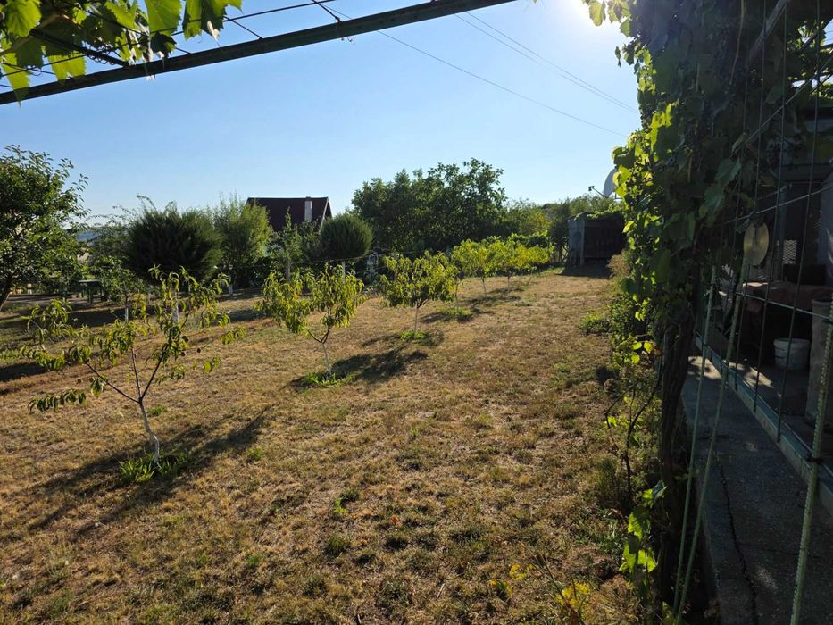 Продава се вила край Червен бряг - 90 кв.м + 1000 кв.м двор