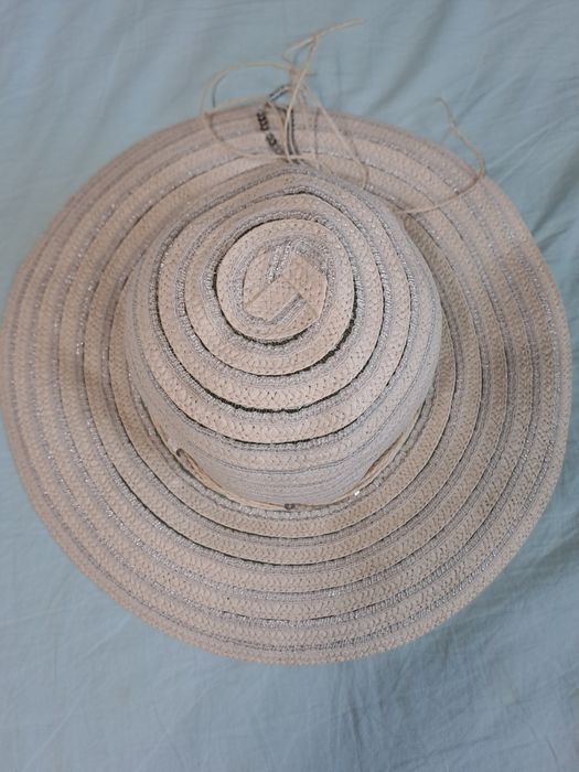 Лот от 2бр плажни шапки за 10лв общо