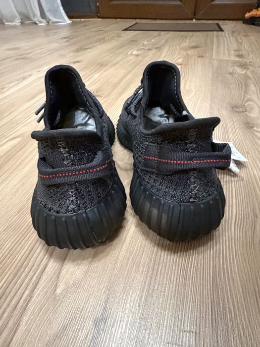 Yeezy 350 noi cu etichete