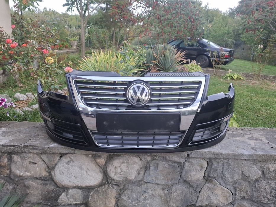 Vând bara fata VW PASSAT B6 cu  6 senzori,spălătoare, parktronick negru LC9X