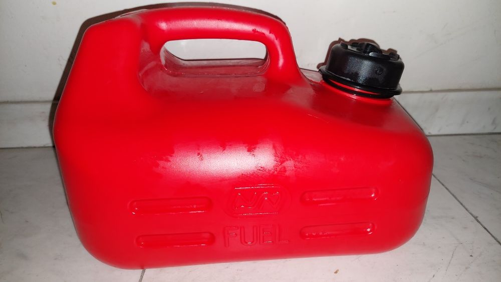 Туба за гориво пластмасова 5л.