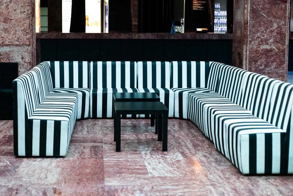 logistica mobilier eveniment canapele mese garderoba de inchiriat