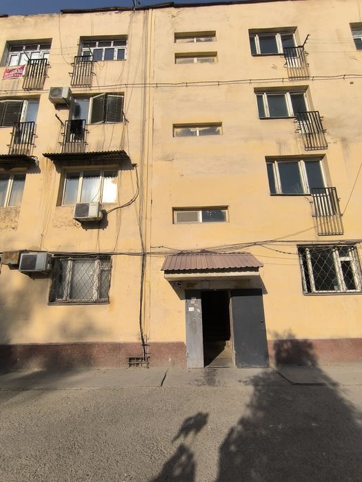 Общежитие. 1 ком квартиру Спутник 4. Первый этаж. Ремонт 18 м2