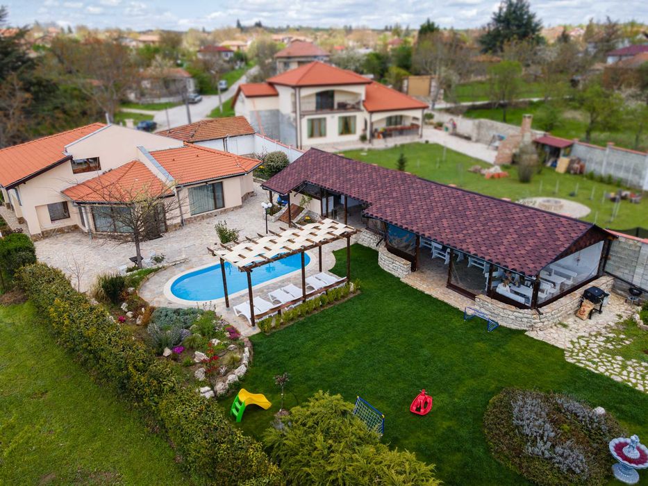 Луксозна къща с басейн, голям двор - парк, лятна веранда