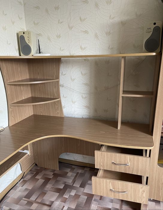 Угловой компьютерный стол