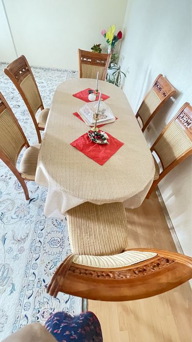 Продам стол и стулья гостиные