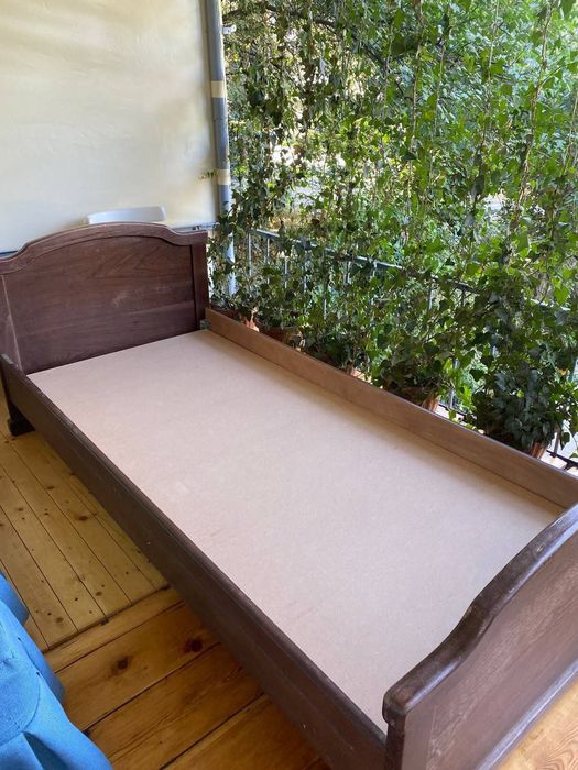 Деревянная кровать