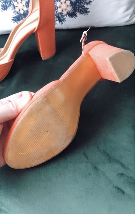 Sandale cu toc mediu