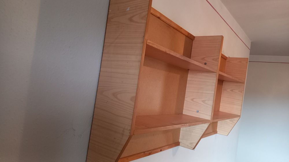 Vand 2 etajere perete cu rafturi din lemn,stare f bună,frumoase