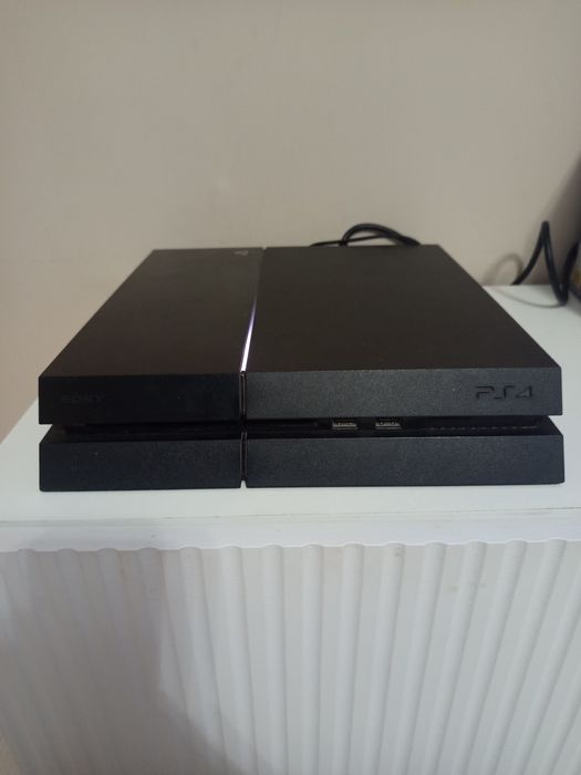 продам пс 4 ps4 и 2 джостика