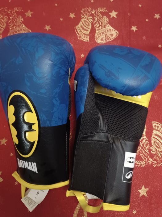 Боксова круша с ръкавици